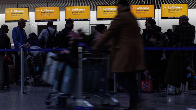 An den Umbuchungsschaltern bilden sich lange Schlangen.  