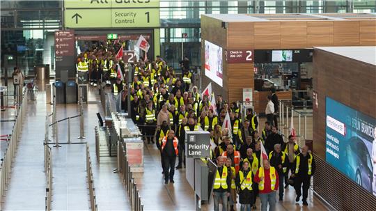An den Verdi-Warnstreiks im März haben sich auch Beschäftigte  Bodenverkehrsdienste beteiligt. 