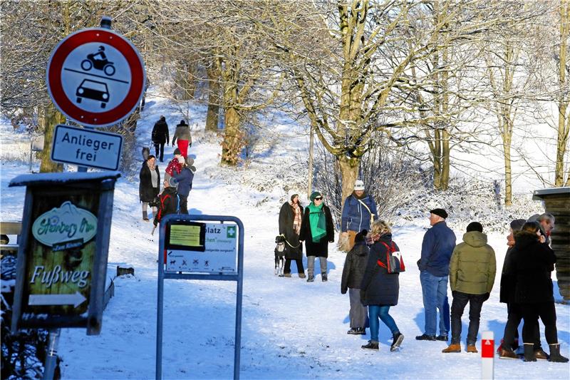 An den Weihnachtsfeiertagen zeigt sich der Winter von seiner schönen Seite, was viele Touristen und Goslarer für einen Spaziergang nutzen.