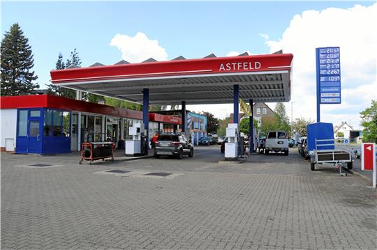 An den Zapfsäulen dürfte ab Juni wieder mehr los sein. Grund dafür ist der von der Bundesregierung beschlossene Tankrabatt und die Senkung der Energiesteuer. An der Tankstelle in Astfeld kann am Tankautomaten gezapft werden. Foto: Jambrek