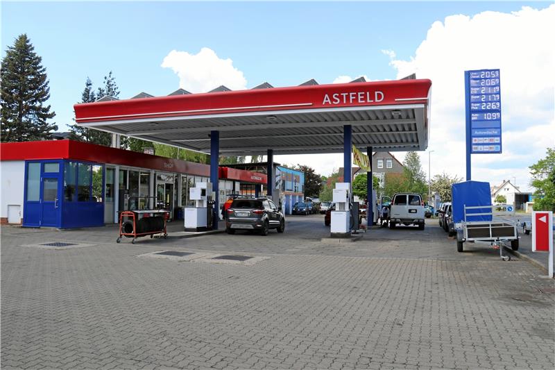 An den Zapfsäulen dürfte ab Juni wieder mehr los sein. Grund dafür ist der von der Bundesregierung beschlossene Tankrabatt und die Senkung der Energiesteuer. An der Tankstelle in Astfeld kann am Tankautomaten gezapft werden. Foto: Jambrek