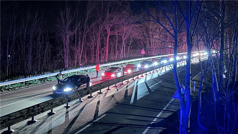 Erneut Großeinsatz in Bad Harzburg: Polizei nimmt zwei Männer fest An den Zufahrten Bad Harzburgs kam es durch die Polizeikontrollen zu erheblichen Verkehrsverzögerungen.