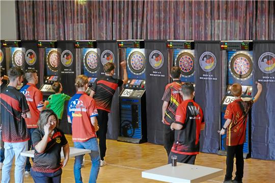 An den deutschen Jugendmeisterschaften im E-Dart in Hahnenklee nehmen 50 Spieler teil. Die Organisatoren sind mit dem Verlauf sehr zufrieden und können sich weitere Wettkämpfe im Goslarer Ortsteil vorstellen. Foto: Drechsler