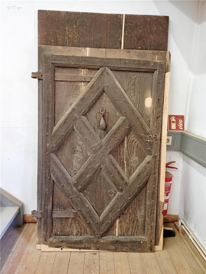 An den hellen Stellen ist die Tür marode gewesen. Architekturstudenten haben unter fachkundiger Anleitung das Holz passgenau restauriert.