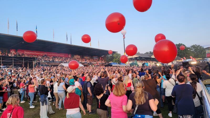 An den übergroßen roten Luftballons haben nicht nur die kleinen Konzertbesucher ihren Spaß.