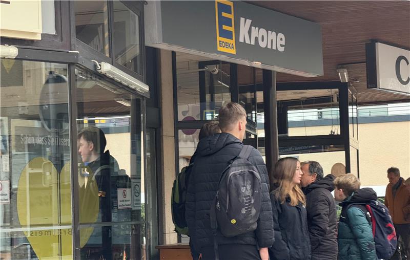 An den vergangenen Sonntagen stehen viele Kunden des Supermarkts in der Herzog-Wilhelm-Straße vor verschlossenen Türen.