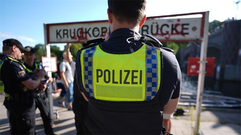 Bier auf dem SUP? Wieviel Alkohol auf der Alster erlaubt ist An der Anlegestelle Krugkoppelbrücke machen Beamte der Wasserschutzpolizei bei mehreren Kanufahrern einen Alkoholtest.