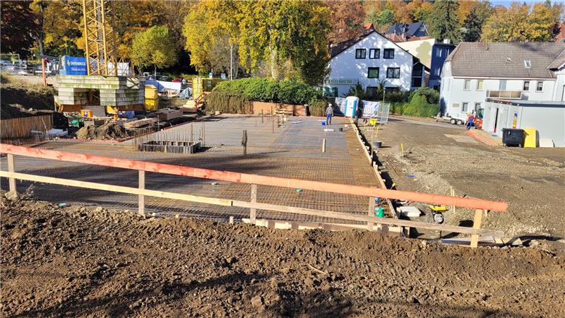 B4-Baustelle bei Bad Harzburg: Sperrung noch einmal verlängert An der B6B-Hotel-Baustelle am Kurpark geht es voran, mittlerweile ist bereits eine Bodenplatte gegossen. Bis gestern war die angrenzende Kurhausstraße zeitweise gesperrt.