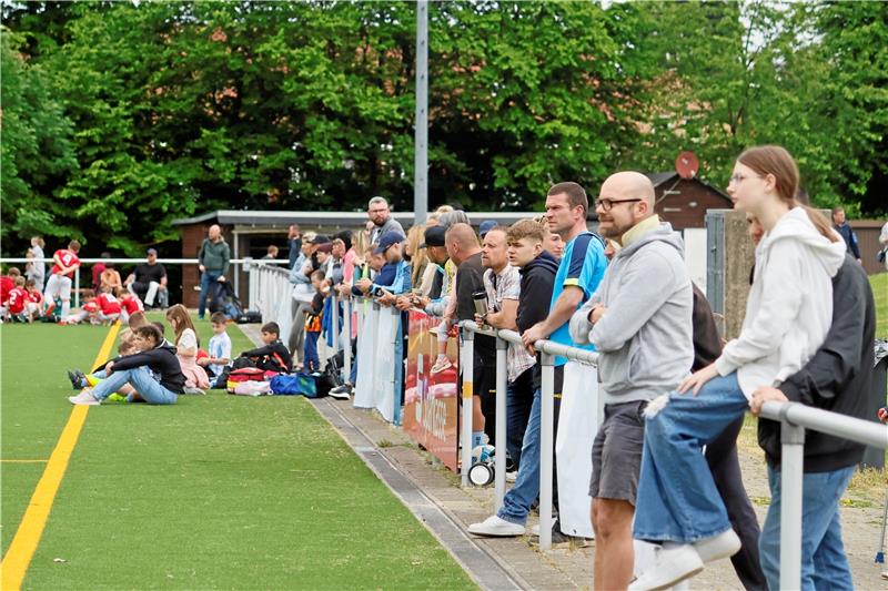Cup der GZ: Ein starker Magnet für den Jugendfußball An der Bande schauen Trainer und Angehörige zu.