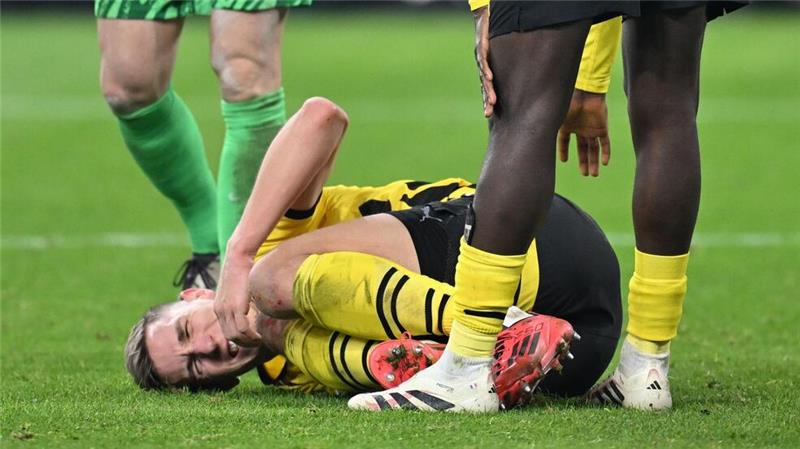 An der Belastungsgrenze: Dortmunds Nico Schlotterbeck liegt gegen den FC Barcelona verletzt auf dem Rasen.