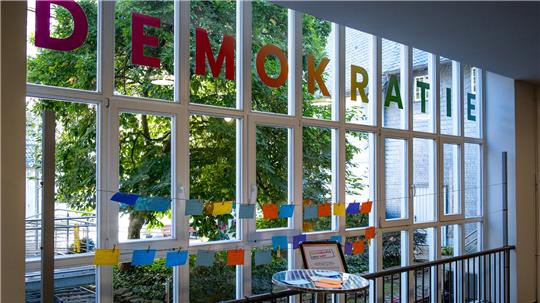 An der Demokratie-Bar im Foyer des Kulturmarktplatzes können Besucherinnen und Besucher bereits jetzt ihre Gedanken, Wünsche und Forderungen auf Karten schreiben. Am Veranstaltungstag wird dann darüber diskutiert.