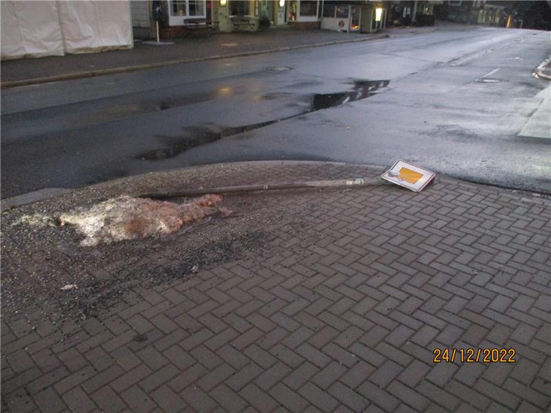 An der Ecke Herzog-Wilhelm-Straße und Von-Langen-Straße rammte ein Autofahrer ein Verkehrsschild. Am Auto muss erheblicher Schaden entstanden sein, so die Polizei. Foto: Polizei