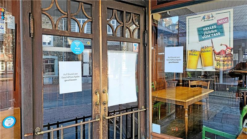 Goslarer Kultkneipe „Kö“ ist dicht An der Eingangstür hängen Zettel, die auf die Geschäftsaufgabe der Kneipe hinweisen. Foto: Epping