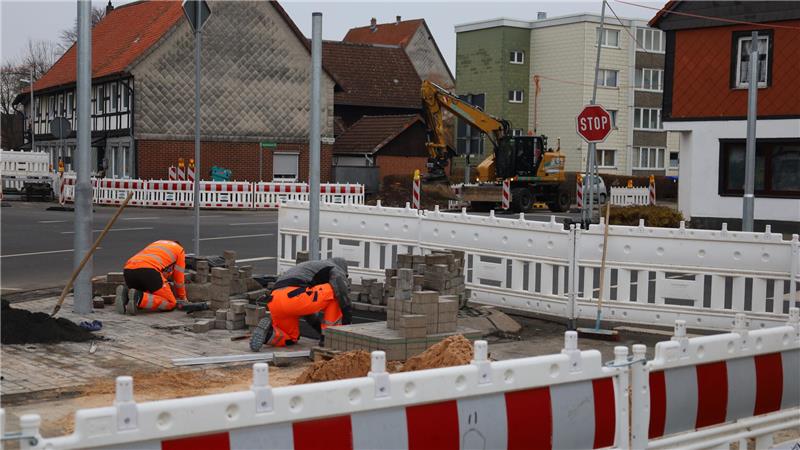 Eine abgesperrte Kreuzung, zwei Personen arbeiten