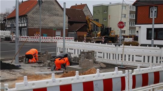 Eine teilweise abgesperrte Kreuzung.
