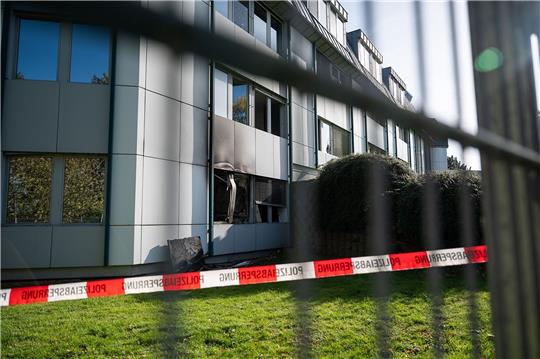 An der Fassade der geplanten Asylunterkunft sind Brandspuren und eingeworfene Fenster zu sehen.