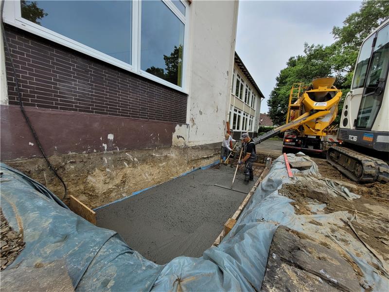Schulen und Kitas: Hier wird in Harzburg in den Ferien gebaut An der Fassade des Westflügels der Grundschule Harlingerode wird für kalkulierte 150.000 Euro ein Aufzug gebaut, dank dem auch beispielsweise Rollstuhlfahrer alle Ebenen des Schulgebäudes erreichen können sollen. Am Freitag wurde dafür das Fundament gegossen. Fotos: Exner