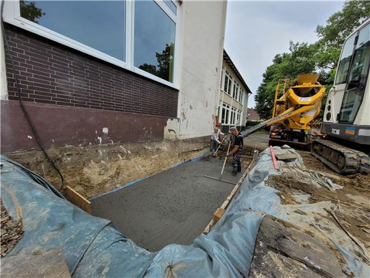 An der Fassade des Westflügels der Grundschule Harlingerode wird für kalkulierte 150.000 Euro ein Aufzug gebaut, dank dem auch beispielsweise Rollstuhlfahrer alle Ebenen des Schulgebäudes erreichen können sollen. Am Freitag wurde dafür das Fundament gegossen. Fotos: Exner