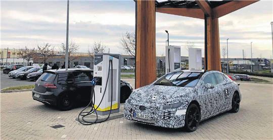 An der Fastnet-Ladesäule in Hildesheim kann man schon mal auf sogenannte „Erlkönige“ – Prototypen mit Tarn-Lackierung – treffen, die auf der A 7 getestet werden – hier ein Mercedes EQE. Foto: Silberstein
