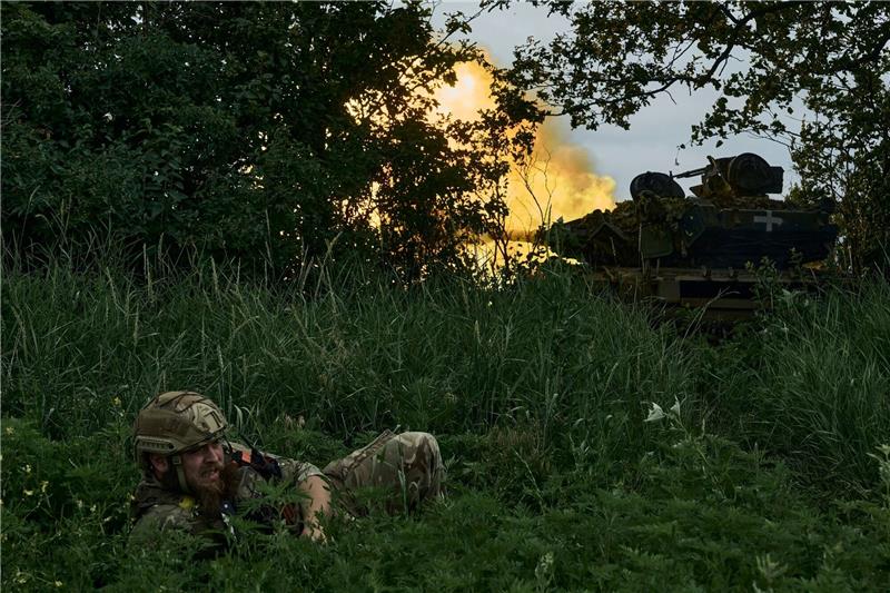 An der Frontlinie in der Nähe von Bachmut - ein Panzer feuert auf russische Stellungen.