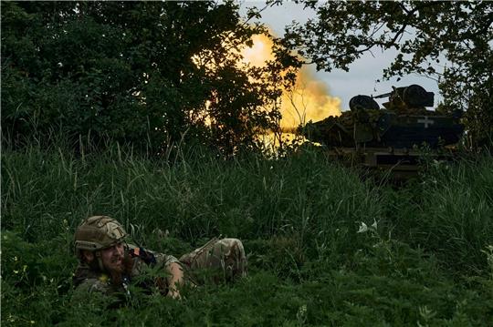 An der Frontlinie in der Nähe von Bachmut - ein Panzer feuert auf russische Stellungen.