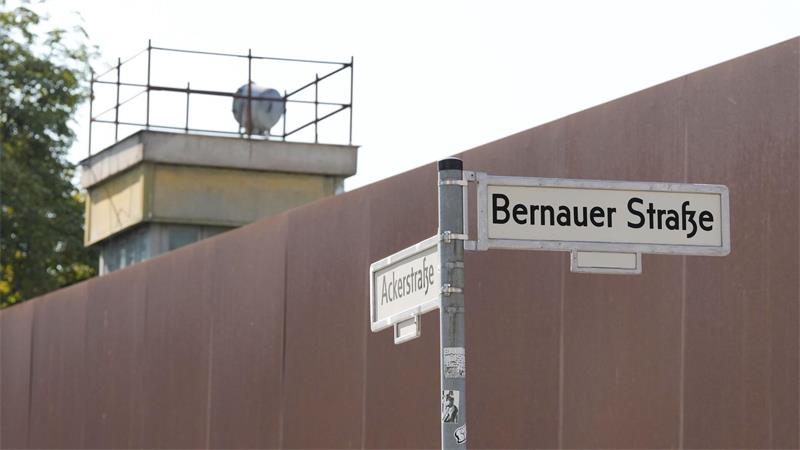 „Aus Geschichte lernen“: Erinnerung an Mauerbau in Berlin An der Gedenkstätte in der Bernauer Straße in Berlin sind Reste von DDR-Grenzanlagen erhalten, darunter ein Wachturm.