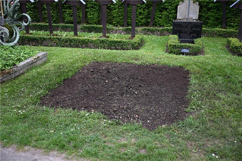 An der Grabstätte des früheren Bundestagspräsidenten Wolfgang Schäuble, ist das Kreuz mit seinem Namen nicht mehr zu sehen.