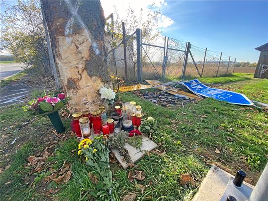 An der Grauhöfer Landwehr stehen nach dem Unfall Blumen und Kerzen zum Gedenken an das Opfer. Foto: Kasemir