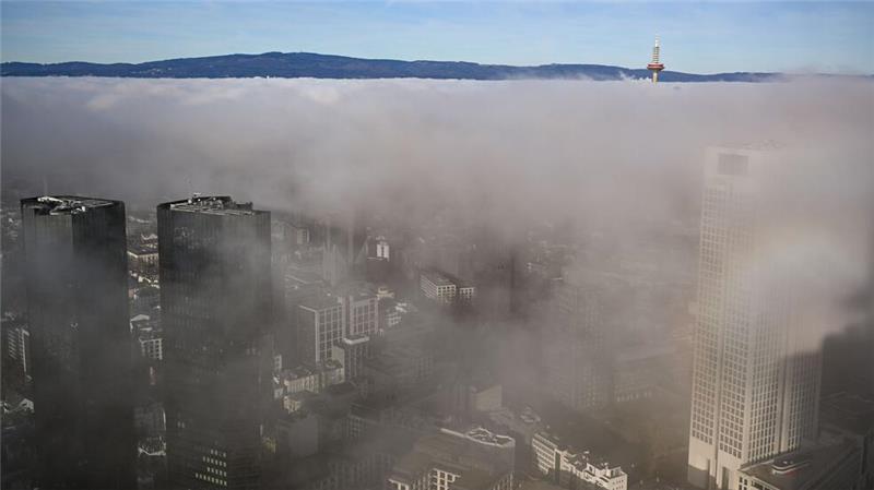 An der Grenze zwischen kalter und warmer Schicht bildet sich bei sogenanntem Inversionswetter Hochnebel, wie hier in Frankfurt am Main.