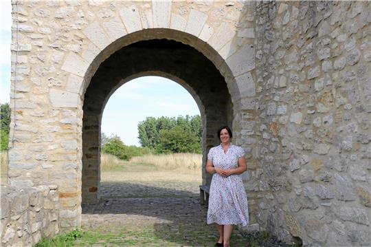An der Kaiserpfalz Werla stellt die Christdemokratin Sarah Grabenhorst-Quidde sich im Pressegespräch vor und erläutert, welche politischen Anliegen ihr besonders wichtig sind. Foto: Jambrek