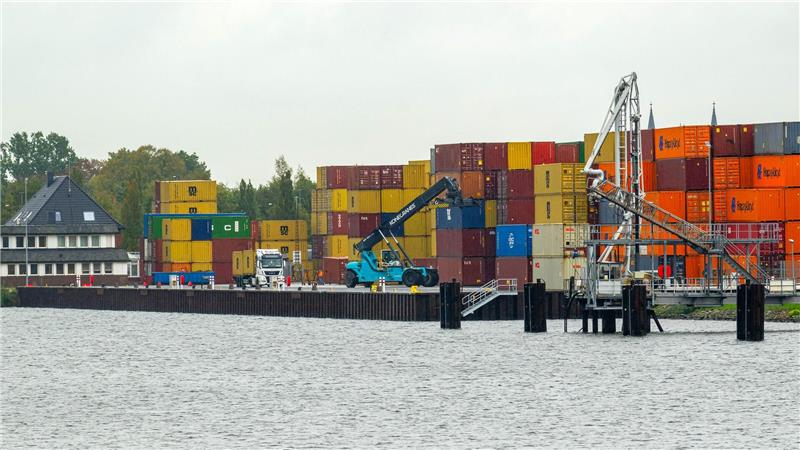 An der Kaje können nun größere Fracht- und Tankschiffe festmachen.