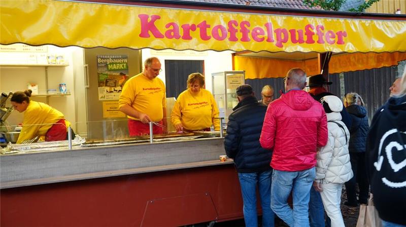An der "Kartoffelpufferbude on Tour" ist der Andrang groß.