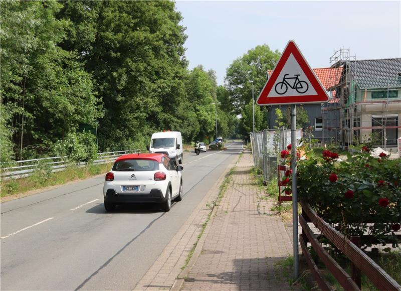 Wolfshäger fordern mehr Sicherheit für Radler An der Kreisstraße 35 in Wolfshagen weisen Schilder darauf hin, dass Radfahrer auf der Straße fahren müssen. Da kann es schon mal brenzlig werden. Foto: Neddermeier