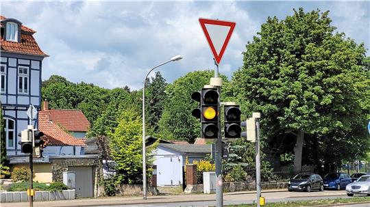 An der Kreuzung von Klubgartenstraße und Astfelder Straße blinkt am Montag nur das gelbe Licht.  Foto: Skuza