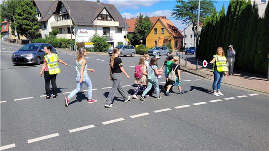 An der Kreuzung vorm Bündheimer Schloss, die unter Bad Harzburgern als besonders gefährlich gilt, üben die Schulweghelfer praktisch.