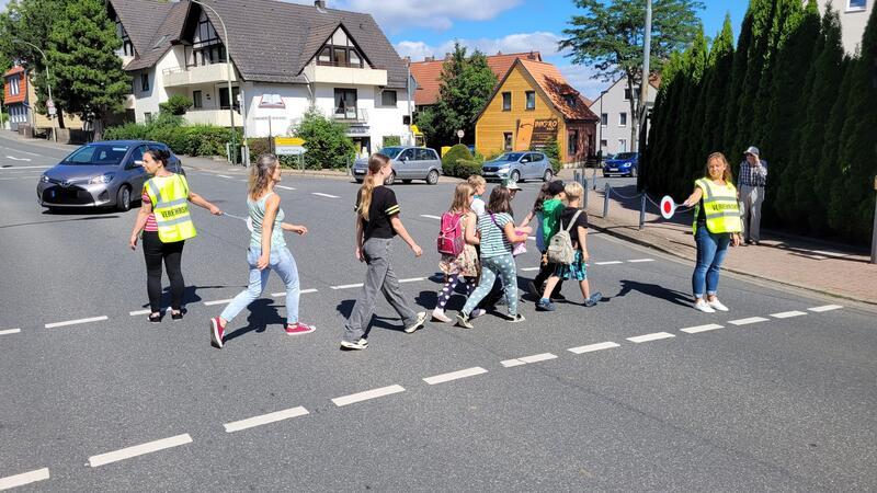 Diese Leute wollen Bad Harzburgs Straßen sicherer machen An der Kreuzung vorm Bündheimer Schloss, die unter Bad Harzburgern als besonders gefährlich gilt, üben die Schulweghelfer praktisch.
