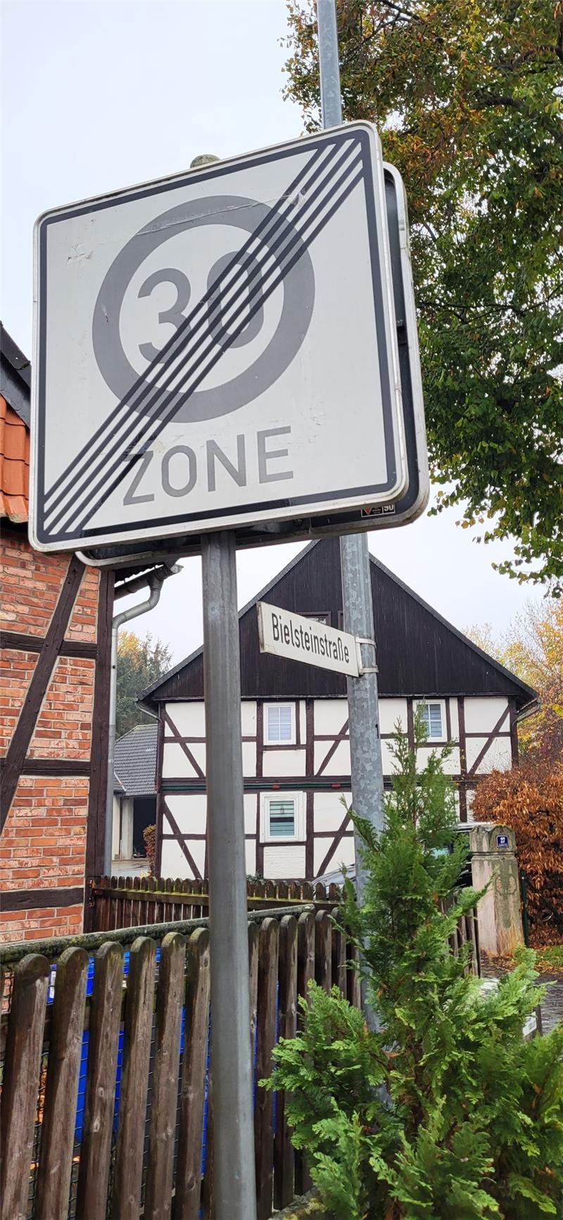 Jerstedt: Blitzer in 20er-Zone sorgt für Ärger An der Kreuzung zur Bielsteinstraße wird nur auf das Ende einer Tempo-30-Zone hingewiesen.