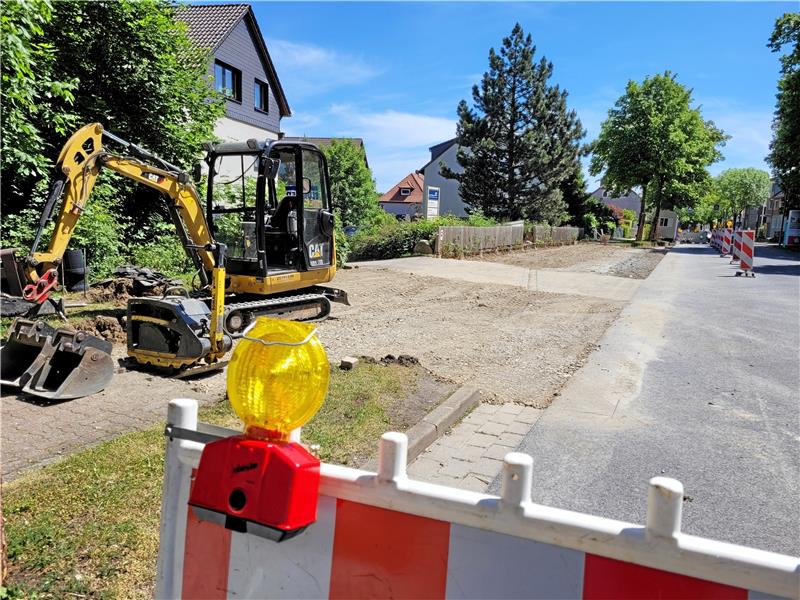 An der Landstraße in Harlingerode werden gerade die Bushaltestellen umgebaut. Das erfolgt aktuell unter einseitiger Sperrung der Straße, der Verkehr wird ohne Ampel an der Baustelle vorbeigeleitet. Das hat laut Frank Woick vom Bauamt bisher gut funktioniert. Foto: Exner