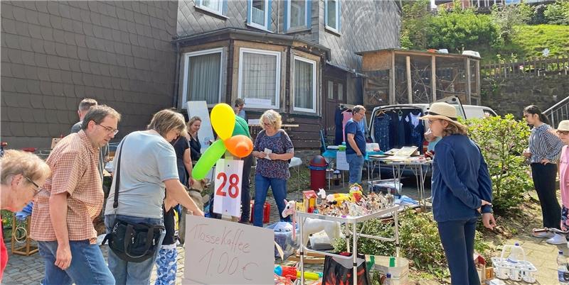 Auf Schnäppchentour den Ort Altenau entdecken An der Marktstraße beteiligt sich Familie Oschmann erstmals am Altenauer Garagen- und Hof-Flohmarkt. Foto: Nachtweyh