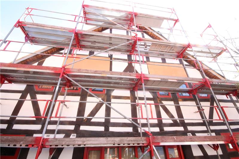 Umbau der Verwaltung in Schladen: Es wird teurer und dauert länger An der Nordgiebelseite von Haus C ist deutlich zu erkennen, wo die zusätzlichen Fenster eingesetzt werden. Foto: Gereke