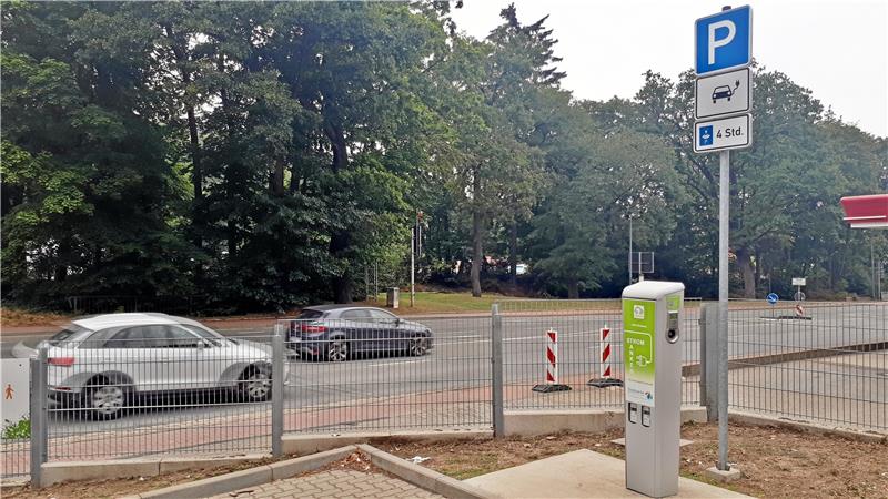 In Harzburg soll der Mangel an E-Ladesäulen behoben werden An der Nordhäuser Straße in der Nähe der Bergbahn befindet sich eine öffentliche Ladesäule in Bad Harzburg. Elektroautos können hier mit 22kw/h geladen werden. Betreiber sind die Stadtwerke Bad Harzburg. Fotos: Fricke