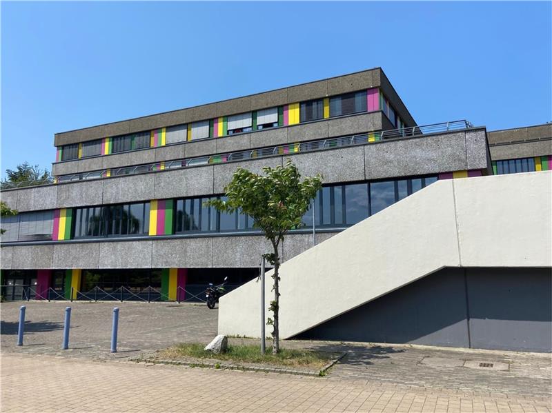 Oberschule Seesen: Schüler wird in Handschellen abgeführt An der Oberschule in Seesen läuft der Unterricht in dieser Woche wieder normal weiter. Ob die beiden kurzzeitig festgenommenen Schüler einen Schulverweis bekommen haben, blieb unklar. Foto: Müller