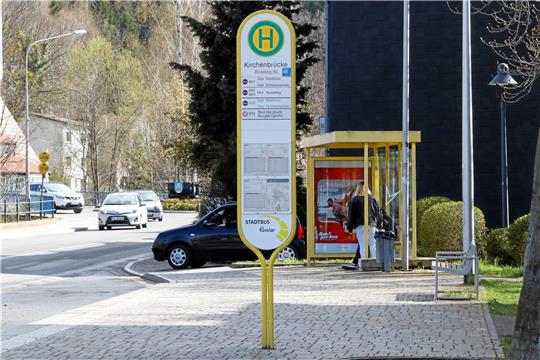 An der Okeraner Haltestelle an der Kirchenbrücke ist der junge Mann am späten Abend des 9. April 2021 in den Bus gestiegen. Erst am nächsten Morgen wird er tot aufgefunden.  Archivfoto: Epping