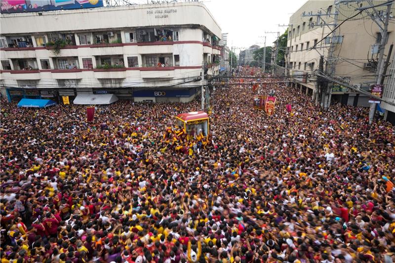 Philippinische Katholiken feiern Mega-Prozession An der Prozession nahmen bislang mehr als 1,6 Millionen Menschen teil. Die Verantwortlichen gehen davon aus, dass die Zahl noch auf mehr als zwei Millionen steigen könnte.