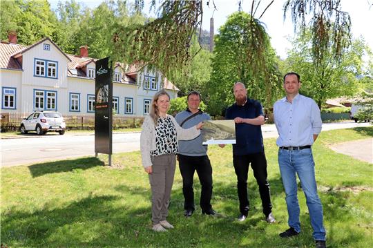 An der Rammelsberger Straße: Vor dem Wohnhaus mit der Nr. 95 wird das vorletzte alte Foto aus dem Stadtarchiv stehen, mit dem Schornstein des Erzbergwerkes als Fixpunkt, wie er hier zwischen den Bäumen emporragt. Von links: Morea Deden, Marketing-Leiterin der Stiftung Welterbe im Harz, Ulrich Reiff, Leiter des Oberharzer Bergwerkmuseums, Dr. Jan Habermann, wissenschaftlicher Leiter der Kaiserpfalz, Dr. Martin Wetzel, wissenschaftlicher Mitarbeiter am Rammelsberg. Foto: Kaspert
