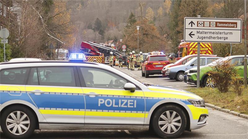 An der Rammelsberger Straße entfernte die Feuerwehr mit der Kettensäge Äste von einem Baum. Die Polizei sperrte die Straße.