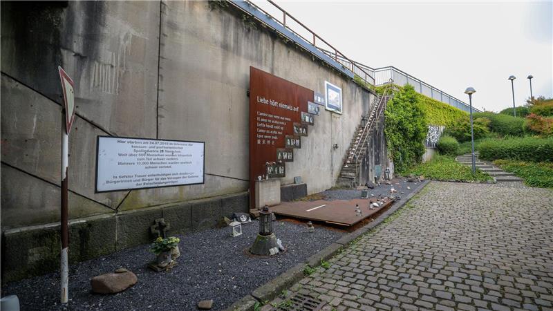 Duisburg sucht neuen Umgang mit der Loveparade-Katastrophe An der Rampe, an der vor 15 Jahren Hunderte Menschen im Gedränge verletzt wurden und 21 starben, steht heute eine Gedenkstelle.