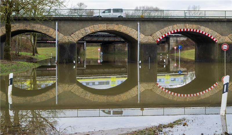 Steigende Wasserstände in Teilen Deutschlands An der Schmutter in Donauwörth ist kurz vor der Mündung in die Donau eine Straße überflutet.