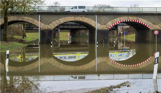 An der Schmutter in Donauwörth ist kurz vor der Mündung in die Donau eine Straße überflutet.