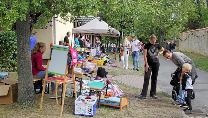 Beim Festumzug ist ganz Westerode auf den Beinen An der Schule gibt es eine Einkaufsmeile für Schnäppchenjäger: Kinder und Familien gestalten den Flohmarkt.